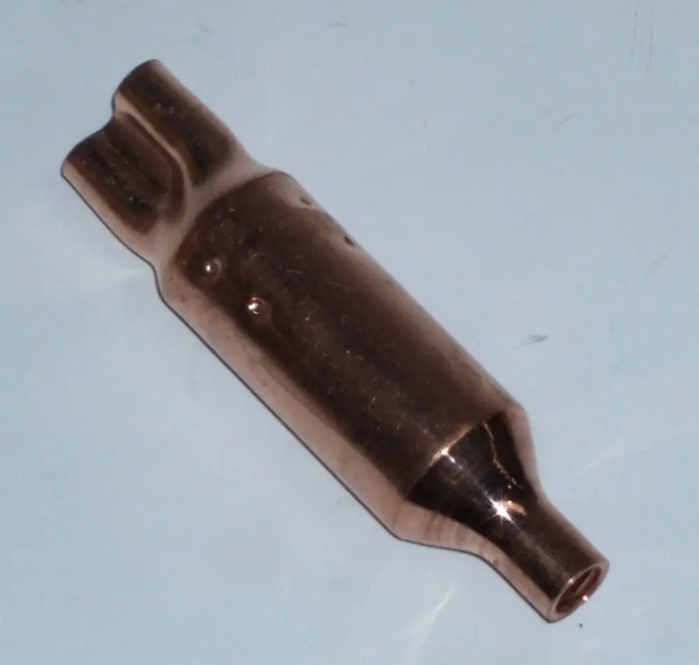 DAIKIN Schalldämpfer in zylindrischer Form mit drei Öffnungen an einem Ende, liegend auf einer glatten Oberfläche.